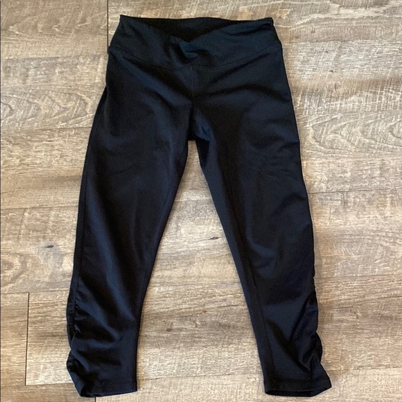 GAIAM Midnight Black Women's capri with rouched detail Leggings - Picture 1 of 7